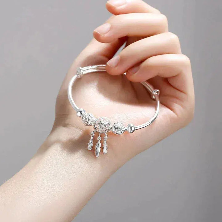 Adjustable bracelet with clover-shaped charm made of sterling silver 925