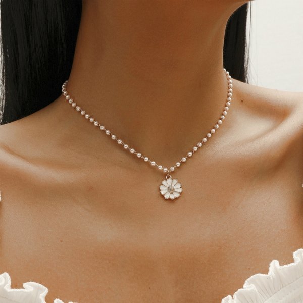 Daisy Pendant in Pearls