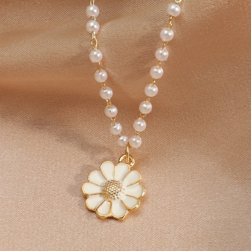 Daisy Pendant in Pearls