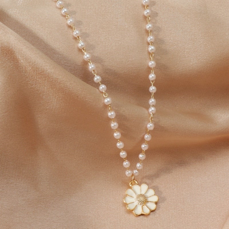 Daisy Pendant in Pearls
