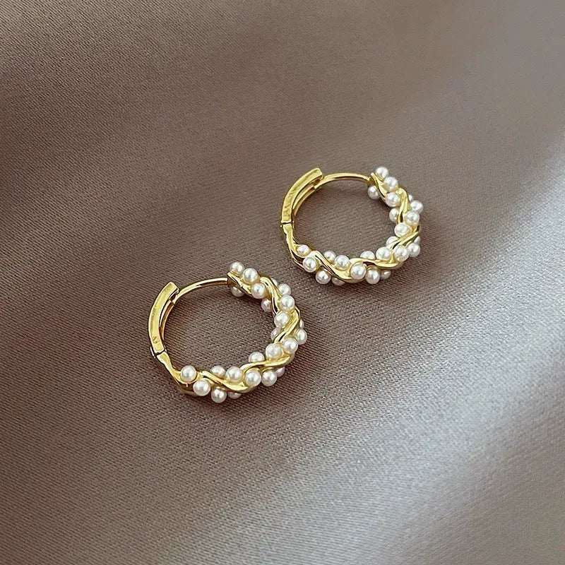 Elegant earrings with round pearls and inlays